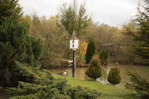 2‑Bed Lakeside Lodge with Hot Tub & Lake Views