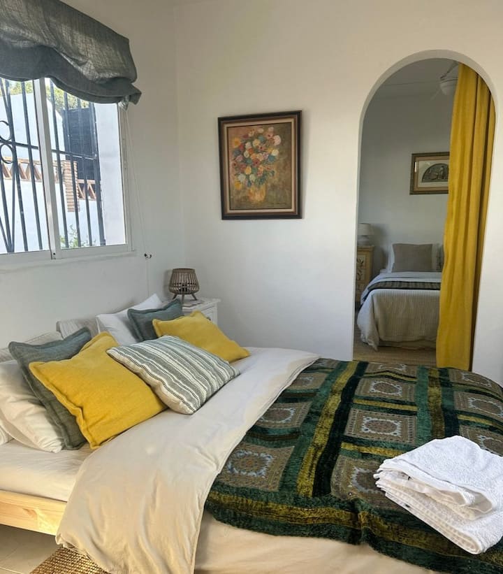 חדר שינה 2, ניתן לסדר עם מיטת קינג או שתי מיטות נפרדות; או שניתן לערום מיטות כדי ליצור אזור ספה נוח. ספרו לנו מה מתאים לכם.