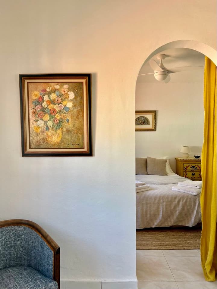 הבית הפתוח, חדר השינה הראשי, דרך הקשת מחדר השינה השני וחלל המגורים.