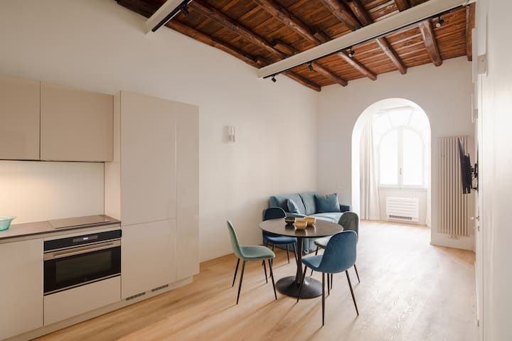 Modern 2Bed,2Bath at Spanish Steps