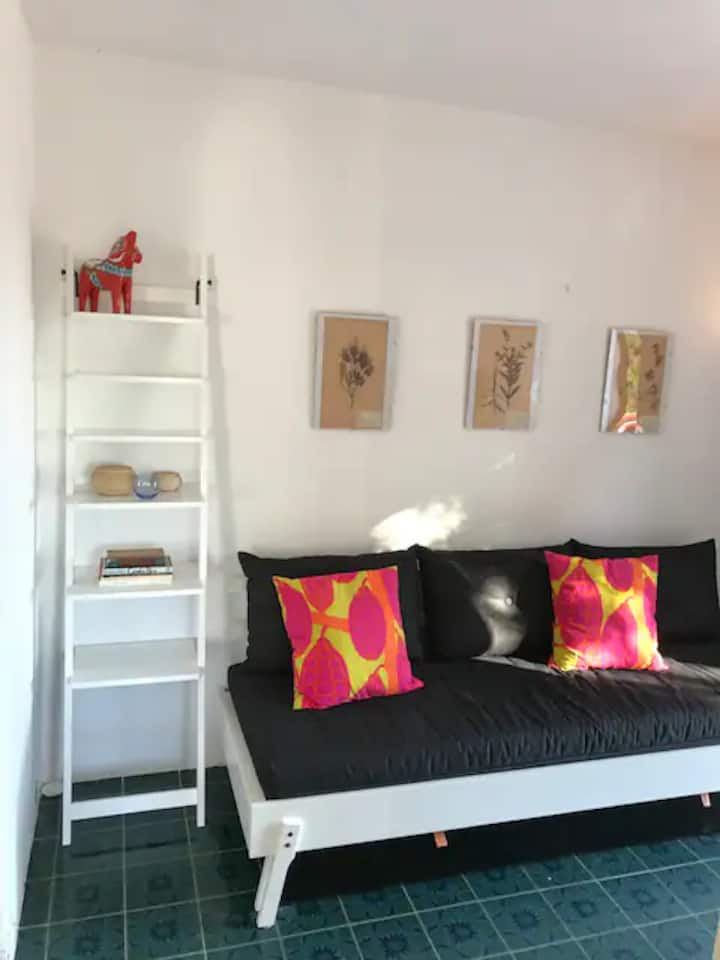 นี่ไม่ใช่ห้องนอนเต็มรูปแบบแต่เป็นห้องโถงขนาดใหญ่ที่อยู่ติดกับห้องนั่งเล่นและหนึ่งในห้องนอน มีเตียงโซฟาแต่ไม่มีประตูให้ปิดห้องนั่งเล่น