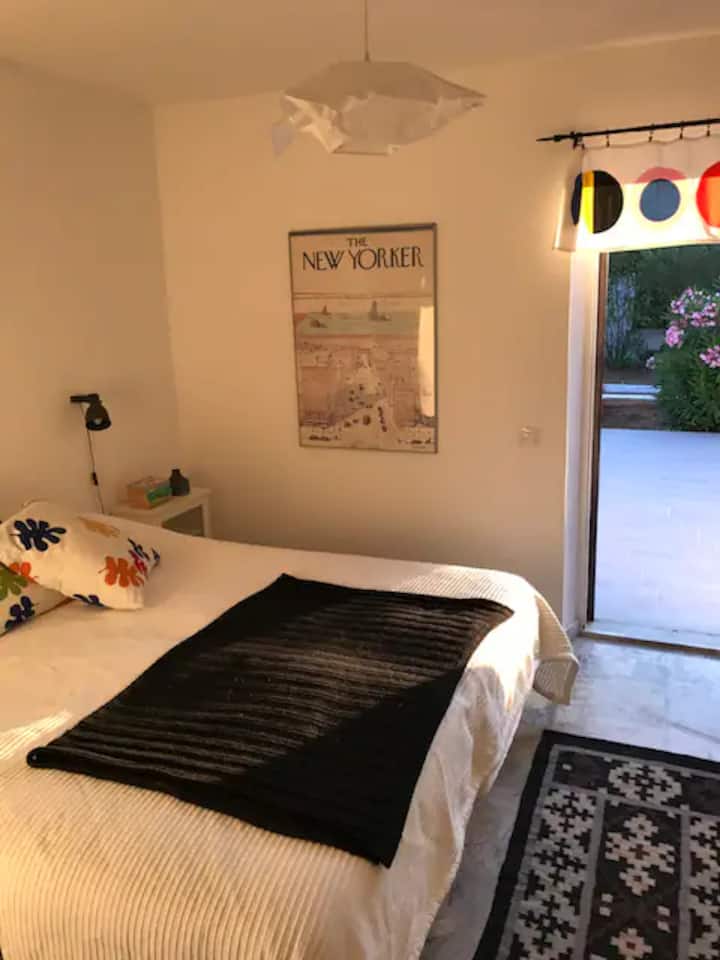 ห้องนอนใหญ่ประตูสู่ชานบ้าน