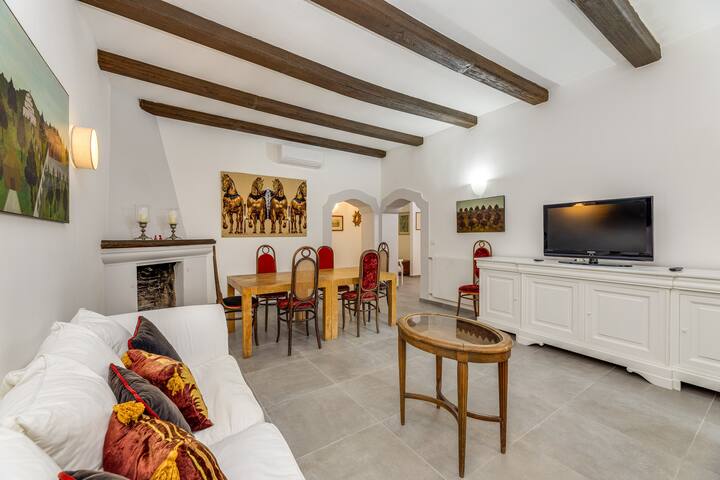 Spanish Steps Elegant 3 BDR Apartment gallery image 2