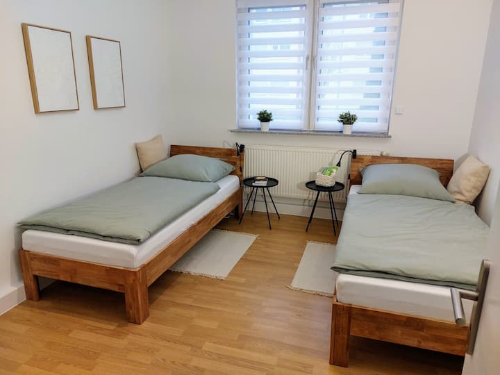 Ako je potrebno, mogu se spojiti i dva kreveta za jednu osobu (90 x 200 cm). Svi prozori u stanu imaju električne vanjske žaluzine.