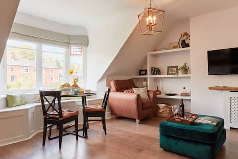 Top performing Airbnb: Heart of Matlock top floor apt in Matlock Town
