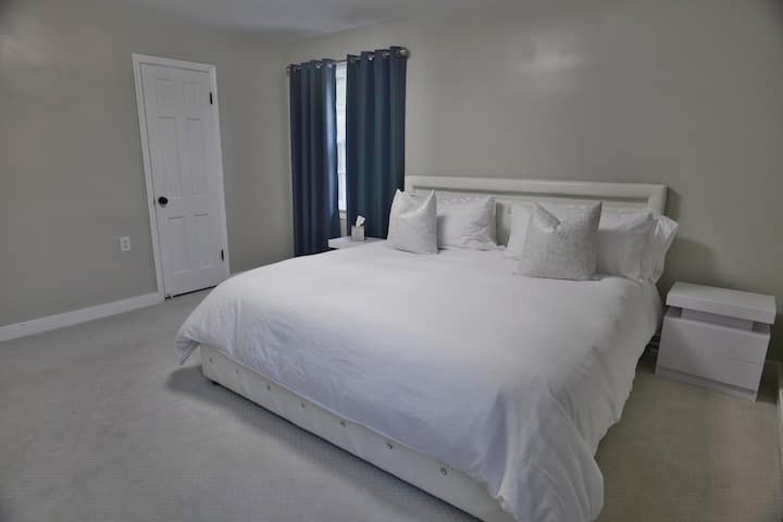 Dormitorio principal con cama tamaño king y nuevo colchón medio cómodo.  Baño privado con ducha.