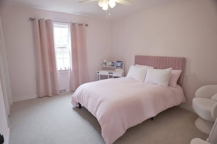 Segundo dormitorio para huéspedes con colchón matrimonial.  Ideal para niños, pero puede ser utilizado por un adulto.