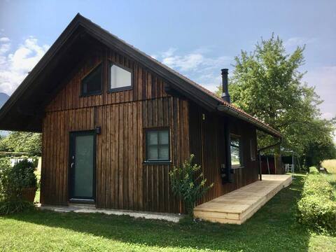 Idyllic cottage near the lake