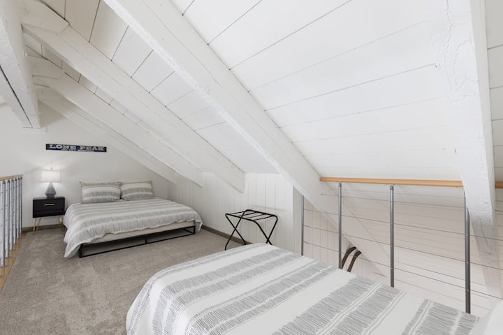 Ლოფტი: 1 დედოფალი, 1 ორადგილიანი