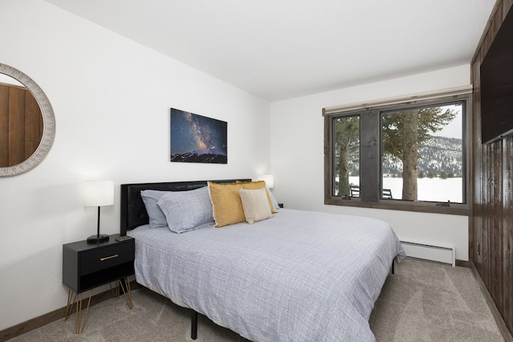 Სტუმრების ქვედა დონის საძინებელი (დიდი საწოლი)