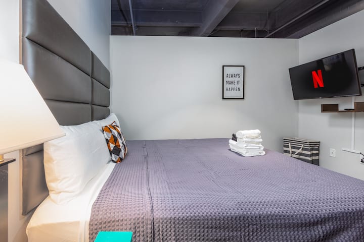 เตียงคิงไซส์และสมาร์ททีวีเพื่อความสะดวกสบายของคุณ