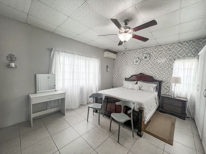 חדר שינה ראשי מרווח עם יוהרה ומקומות ישיבה לשניים