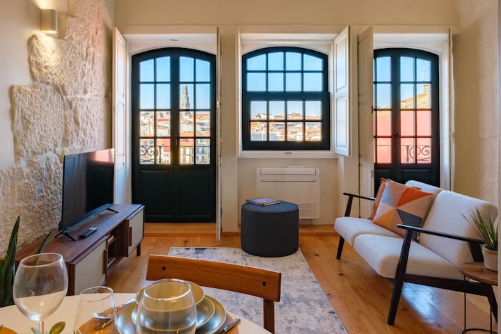 Cathedral Balcony – 2BR Historic Center Apt W/AC