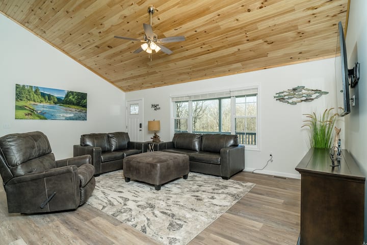 Big River Riverfront Home With Hot Tub - Shenandoah, VA