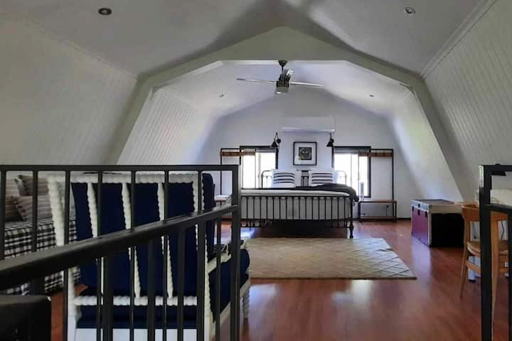 Prostrana glavna spavaća soba s bračnim krevetom, uredskim radnim stolom i dnevnim krevetom