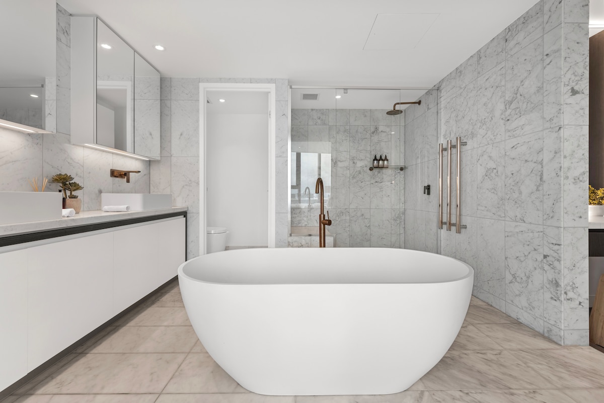 Curated visual reference: Gallery Detail: Luxe Penthouse W Stunning Views Rooftop Pool