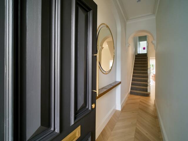 Newly Renovated Terrace w Luxury High End Finishes gallery image 3