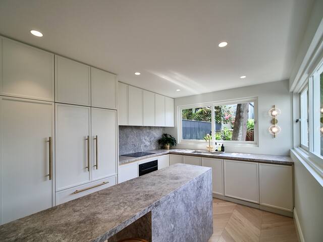 Newly Renovated Terrace w Luxury High End Finishes gallery image 5