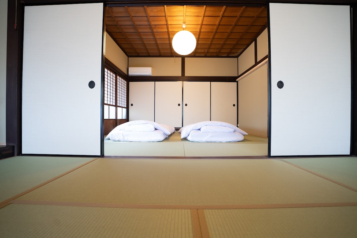 3名以上から使用できるサブベットルーム
日本古式の床布団スタイル