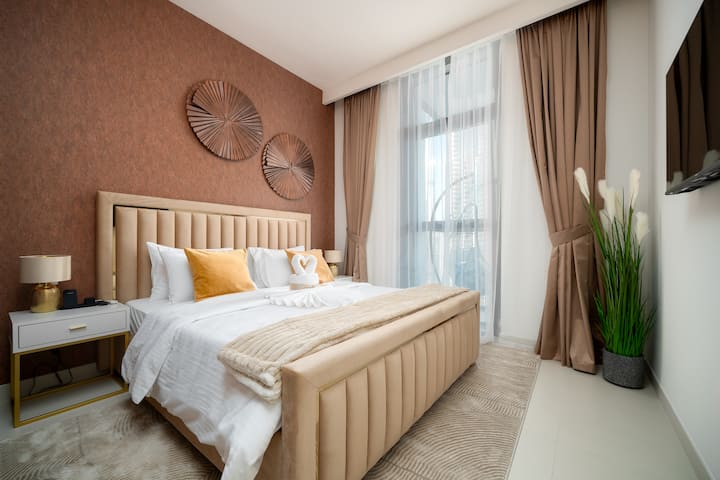 主卧：特大双人床（ 180厘米宽） ，配备优质5 *床垫和智能电视。 遮光窗帘和干净的优质床上用品，让您能睡个好觉！ 两侧都有无线手机充电器。