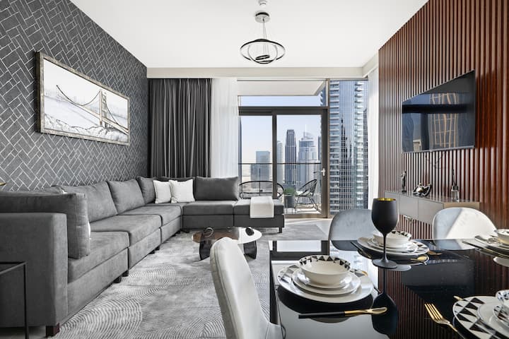 宽敞的客厅，迷人的景色！ 配备设计墙面板和55英寸智能电视，可收看Netflix和YouTube的55英寸智能电视。 舒适的6人沙发和6人用餐桌。 