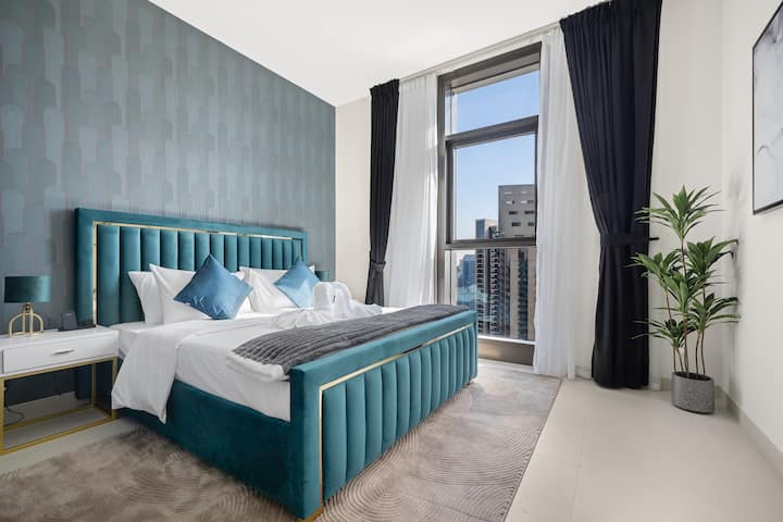 第二间卧室：特大双人床（ 180厘米宽） ，配备优质5 *床垫、带照明镜的梳妆台。 遮光窗帘和干净的优质床上用品，让您能睡个好觉！ 两侧都有无线手机充电器。