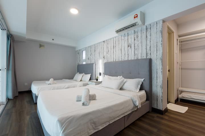 Chumba kikuu cha kulala chenye vitanda 2 vya kifahari, hulala hadi wageni 4. 