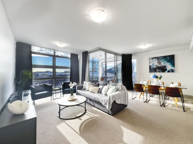 Stunning 4-Br Apt with Darling Harbour Views !