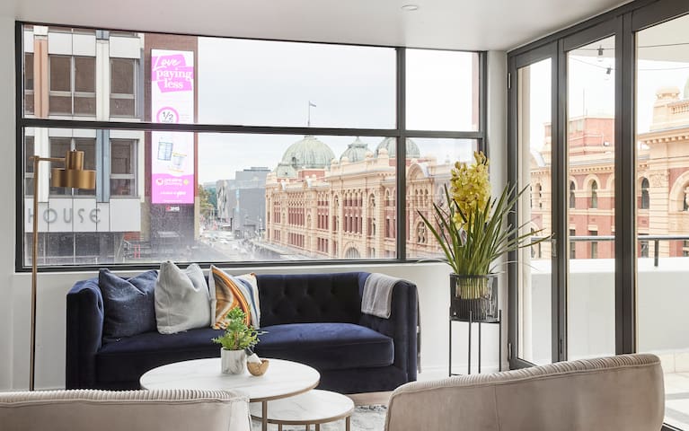 Flinders St Views – Stylish 2BR w/ Large Balcony