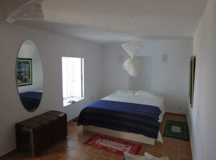 Spálňa 1 s výhľadom na more. Klimatizácia a 2 lôžka: 1 manželská posteľ a 1 jednolôžko