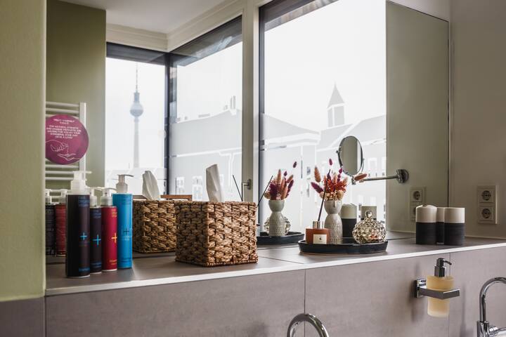 160m² 4 Bedroom Apartment Mitte w/Balcony in Mitte gallery image 3