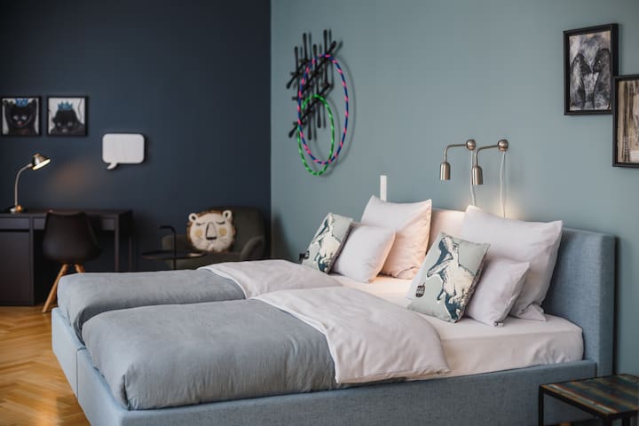 160m² 4 Bedroom Apartment Mitte w/Balcony in Mitte gallery image 2