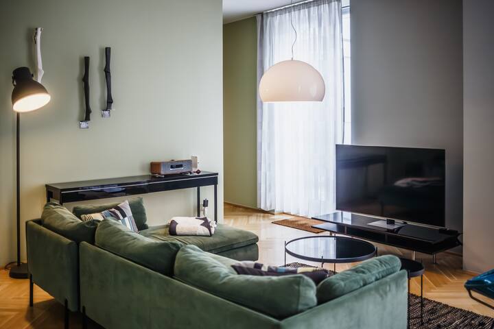 160m² 4 Bedroom Apartment Mitte w/Balcony in Mitte gallery image 4