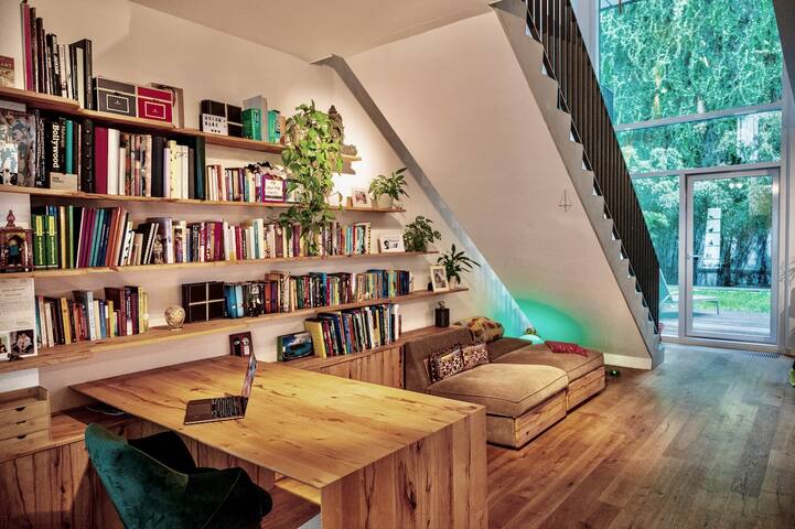 Exquisite townhouse in Berlin-Mitte! gallery image 2
