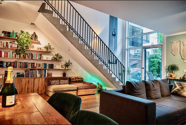 Exquisite townhouse in Berlin-Mitte! gallery image 4