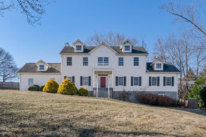 8 min to Downtown • 6000 SF • Sauna • Hot Tub