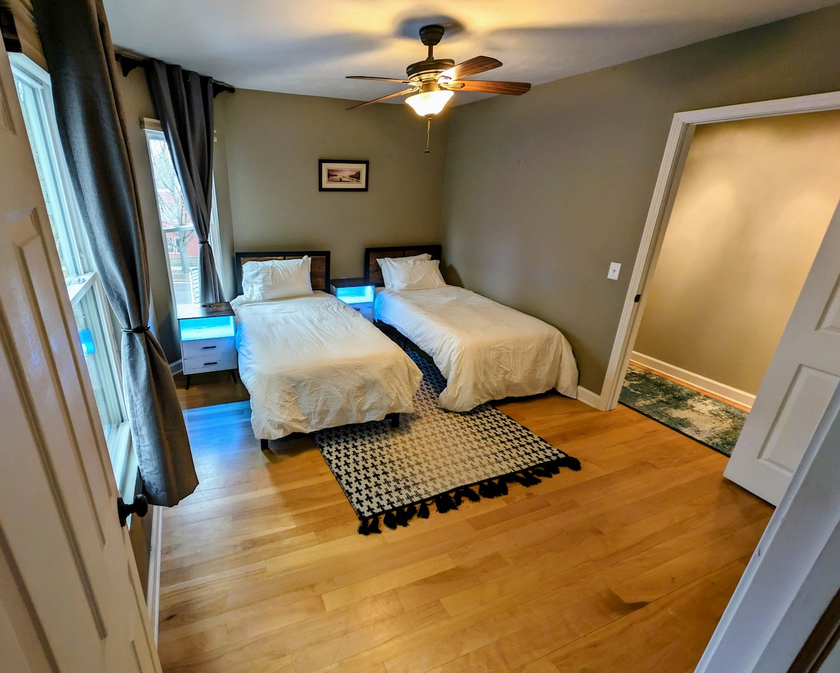 双床卧室。两个床头柜均配有LED灯、无线充电、USB-A和USB-C端口。