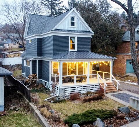 Historic Home w 2 King Beds & FAST Wifi Near Dwntn