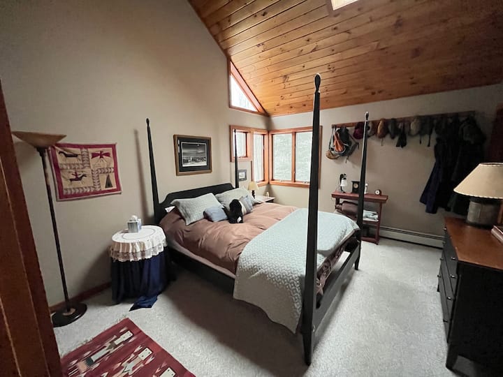 带标准双人床的第一间卧室