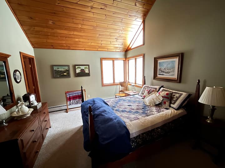 带标准双人床的第二间卧室