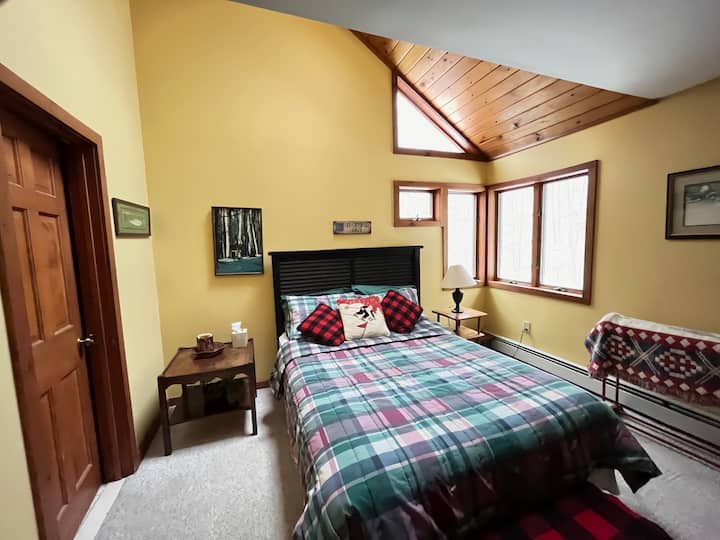 第三间卧室配备标准双人床