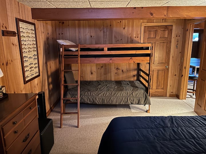 第五间卧室配有标准双人床和一套上下铺床