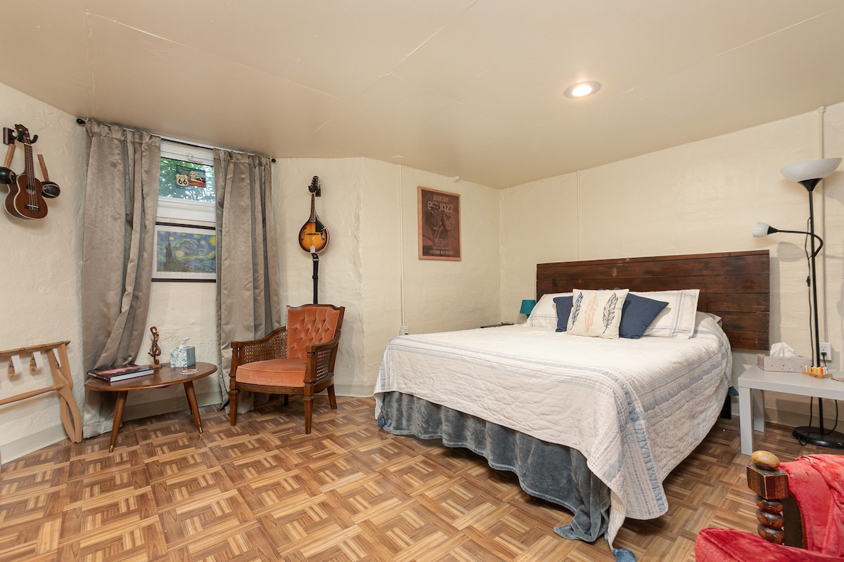 Veľká manželská posteľ s matracom z pamäťovej peny a 2 posedenia v spálni.