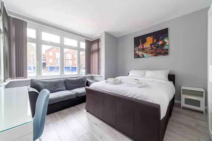 سرير بحجم كبير مع زنبرك جيب فردي مع مرتبة وسادة ميموري فوم. تحتوي كل غرفة أيضًا على وسادتين من رغوة الذاكرة. تحتوي كل غرفة بحجم كينغز على مساحة عمل مع الكتاب المقدس والقرآن.