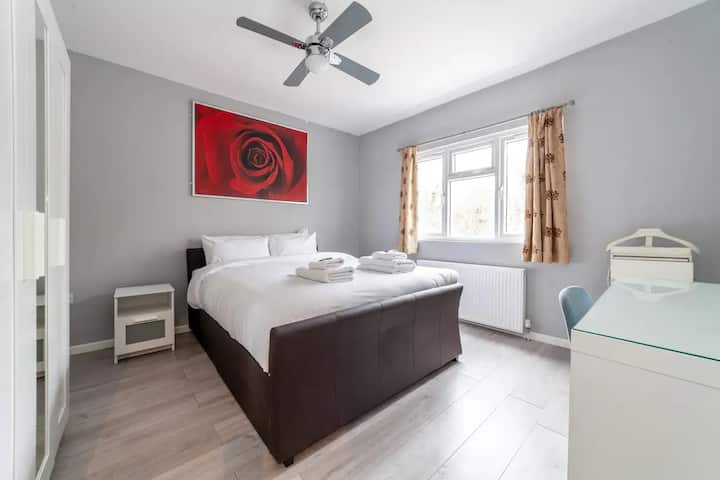 سرير بحجم كبير مع زنبرك جيب فردي مع مرتبة وسادة ميموري فوم. تحتوي كل غرفة أيضًا على وسادتين من رغوة الذاكرة. تحتوي كل غرفة بحجم كينغز على مساحة عمل مع الكتاب المقدس والقرآن.