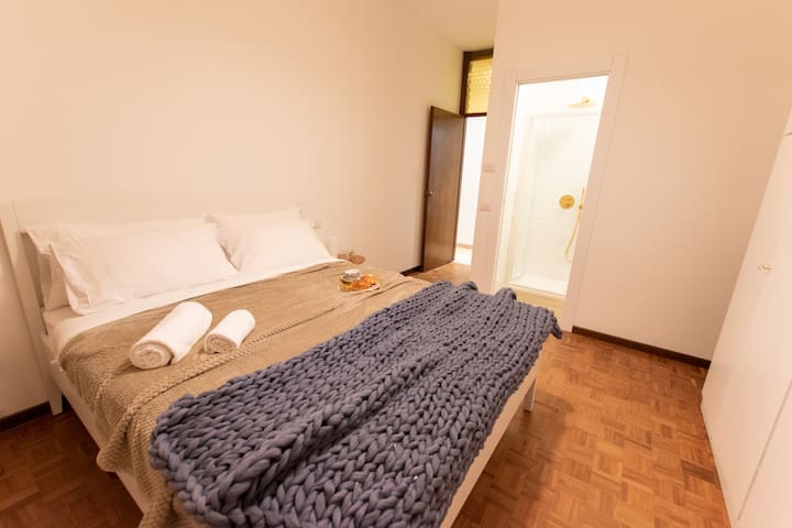 Slaapkamer met privébadkamer