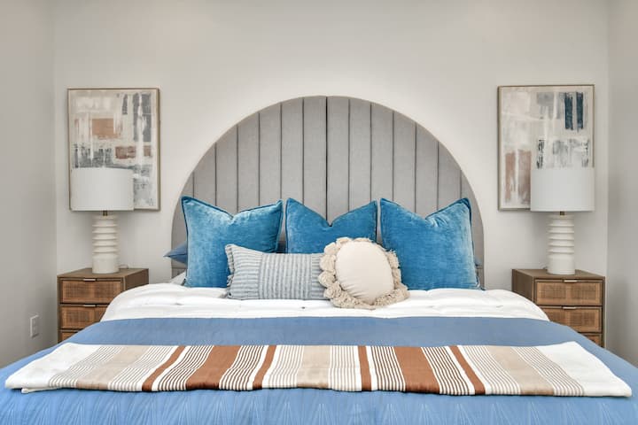 Kitanda cha King cha starehe katika Chumba Maalumu cha kulala ni kizuri kwa baadhi ya R&R baada ya siku ya jasura! 