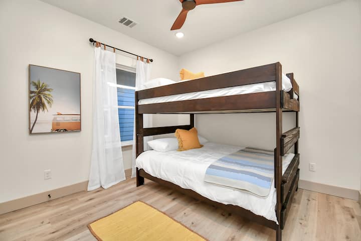 Chumba cha 3 cha kulala - chumba cha kulala cha ghorofa, magodoro yote mawili yana ukubwa kamili. Anaweza kulala hadi watu 4 katika chumba hiki. Hii ina choo kilicho karibu, cha pamoja. 