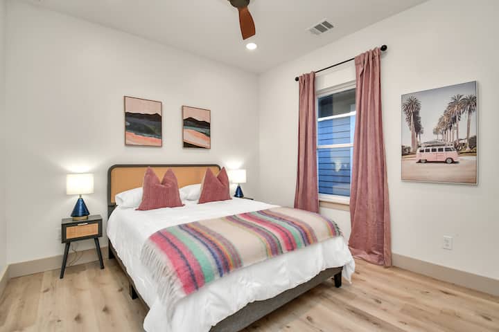 Chumba cha 2 cha kulala - Kitanda na kabati la ukubwa wa malkia. Ana bafu la pamoja lililoambatishwa