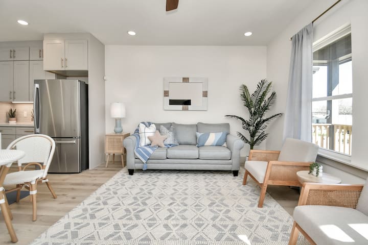 Familia ya rom inakuja na Televisheni mahiri kubwa, mwangaza mwingi wa asili na sofa inavutwa kwenye kitanda chenye ukubwa kamili. 